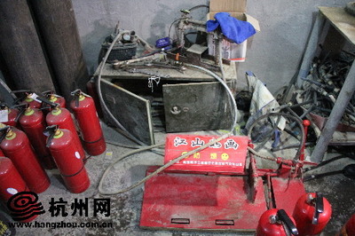 杭州消防捣毁一灭火器充装黑窝点